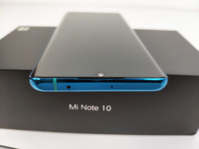 Xiaomi Mi Note 10 - infračervený port, sekundární mikrofon a sluchátko na horní hraně
