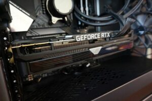 Asus GeForce ROG STRIX RTX 3090 uvnitř bedny