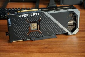 Spodní strana Asus GeForce ROG STRIX RTX 3090